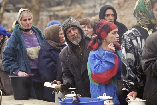 Жители Грозного в очереди за питьевой водой