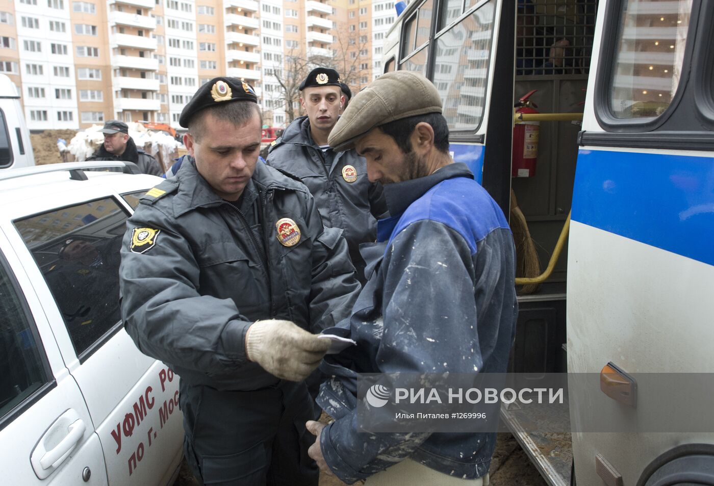 Рейд сотрудников ФМС по выявлению нелегальных мигрантов в Москве