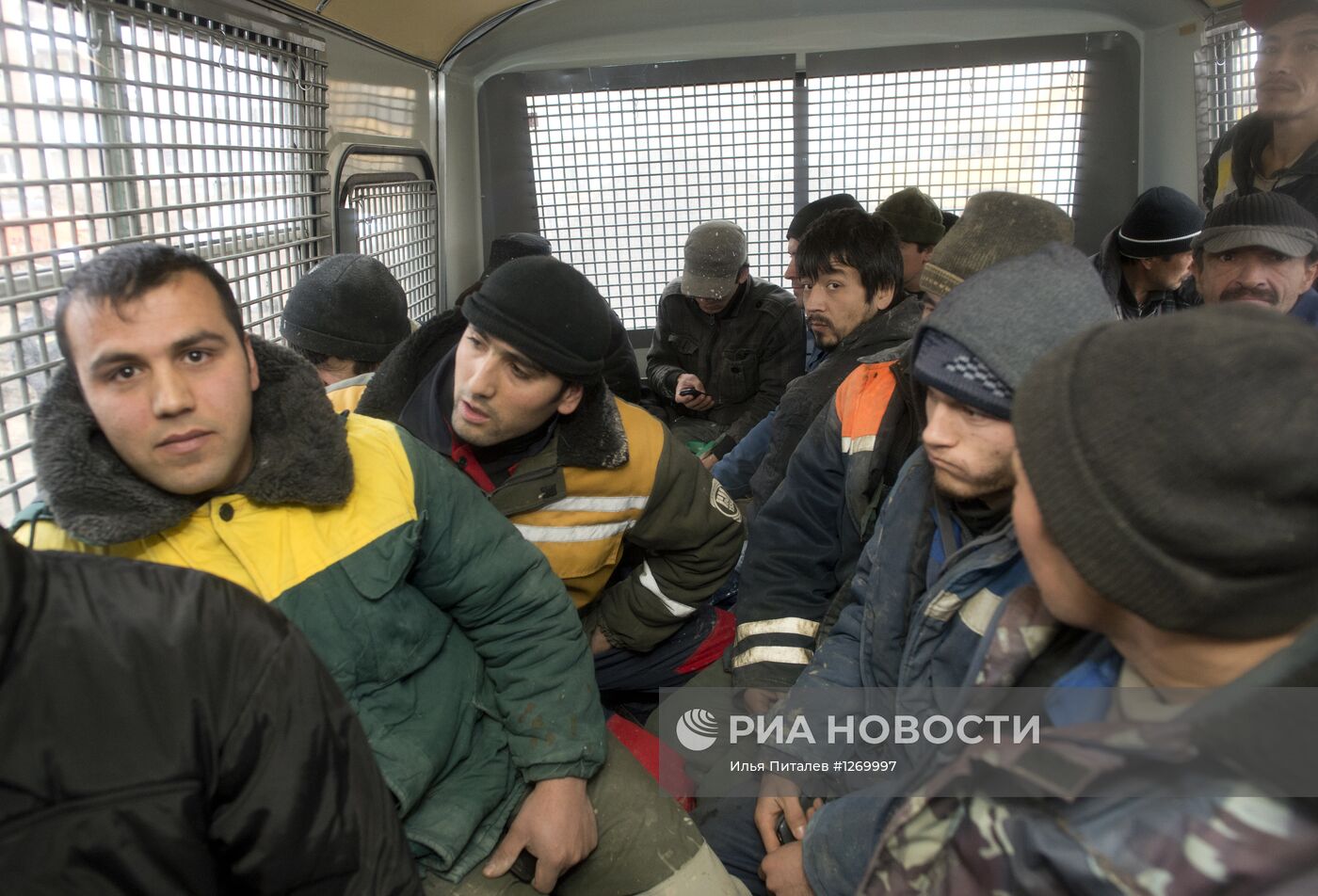 Рейд сотрудников ФМС по выявлению нелегальных мигрантов в Москве