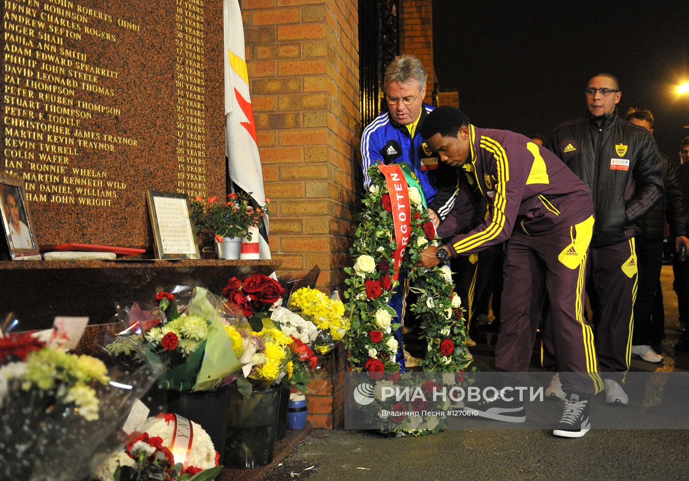 Команда "Анжи" почтила память погибших на стадионе "Хиллсборо"