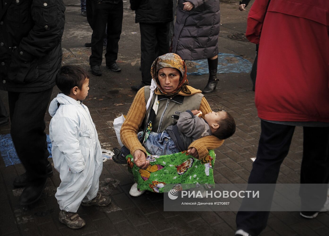 Цыганка с детьми на одной из улиц Санкт-Петербурга