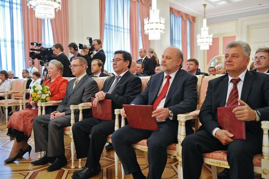 Д.Медведев вручил правительственную премию в области качества