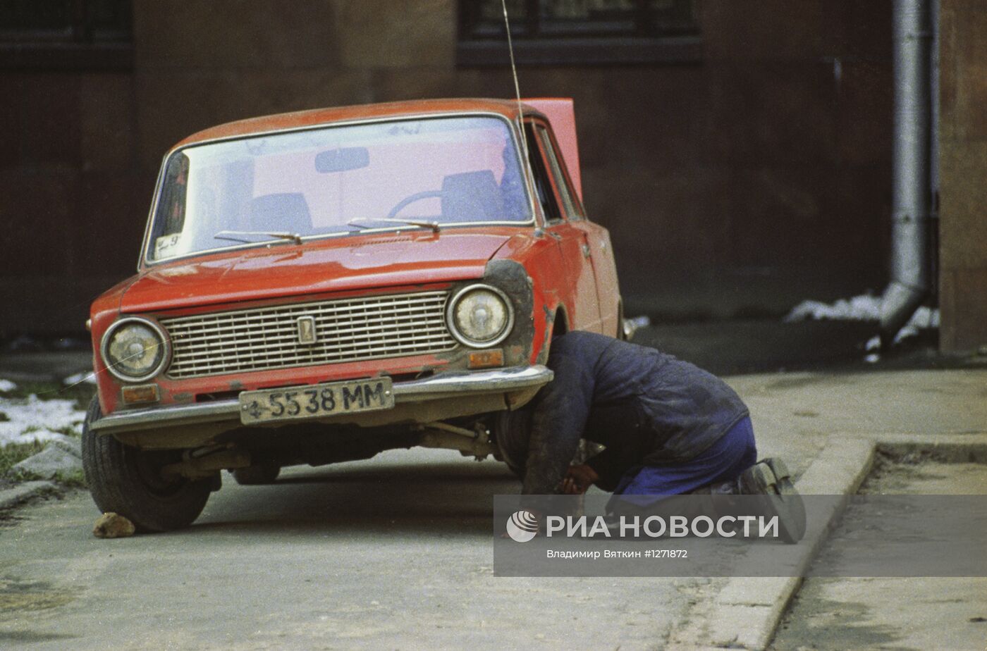 Мужчина ремонтирует старый автомобиль