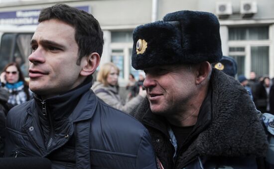 Полиция в центре Москвы задержала оппозиционеров