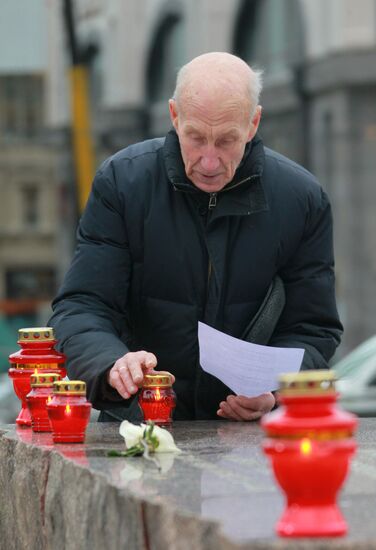 Акция "Возвращение имен" у Соловецкого камня в Москве