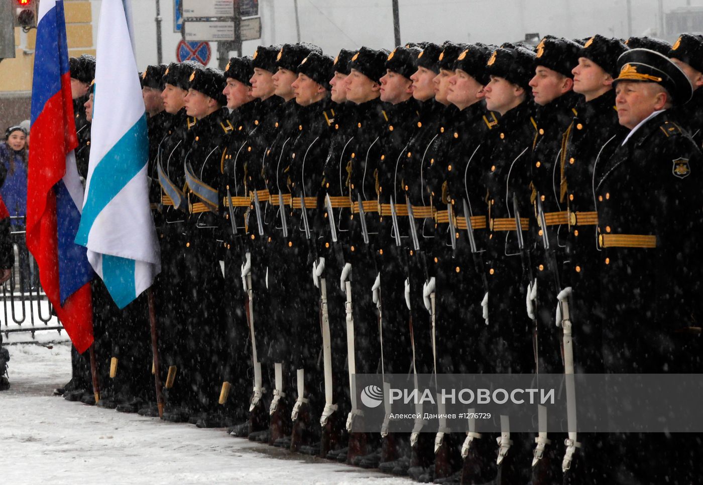 Подъем Андреевского флага на шпиле Адмиралтейства в СПб