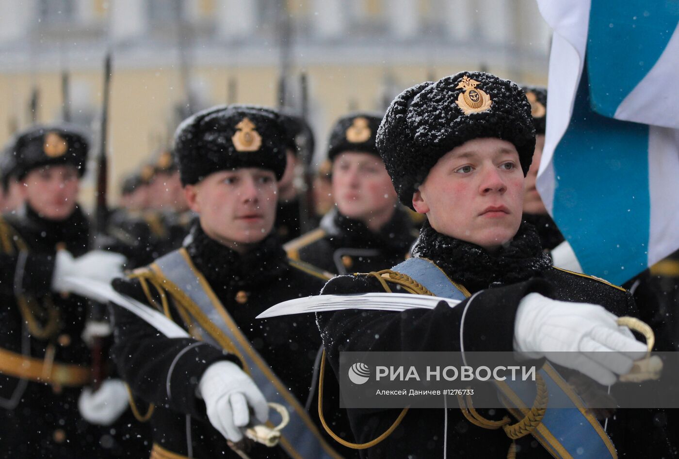 Подъем Андреевского флага на шпиле Адмиралтейства в СПб