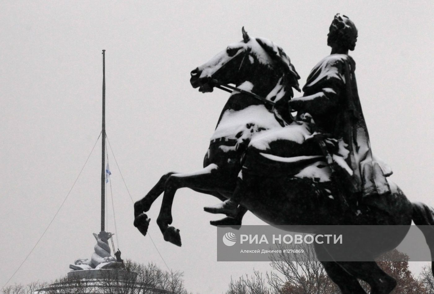 Подъем Андреевского флага на шпиле Адмиралтейства в СПб