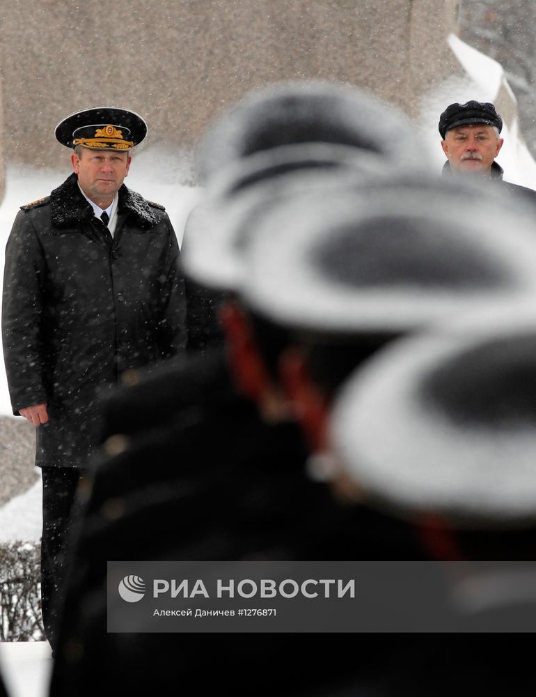 Подъем Андреевского флага на шпиле Адмиралтейства в СПб