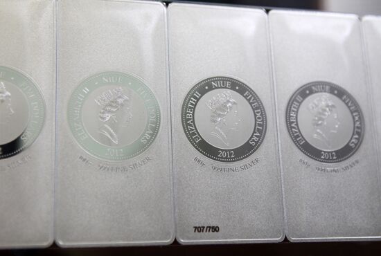 Серебряные монеты с изображением работ Рафаэля и да Винчи