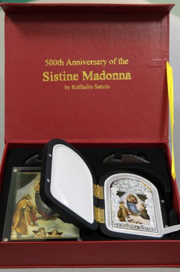 Серебряные монеты с изображением работ Рафаэля и да Винчи