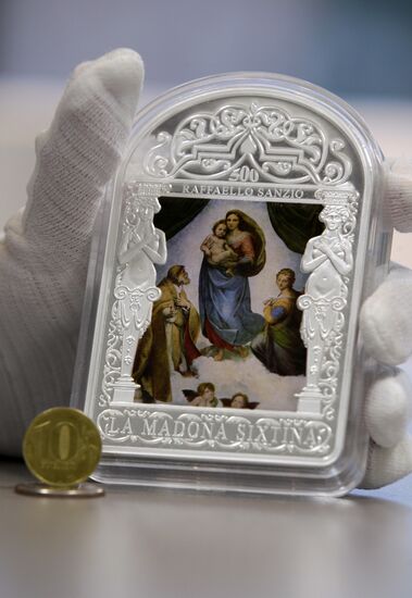 Серебряные монеты с изображением работ Рафаэля и да Винчи