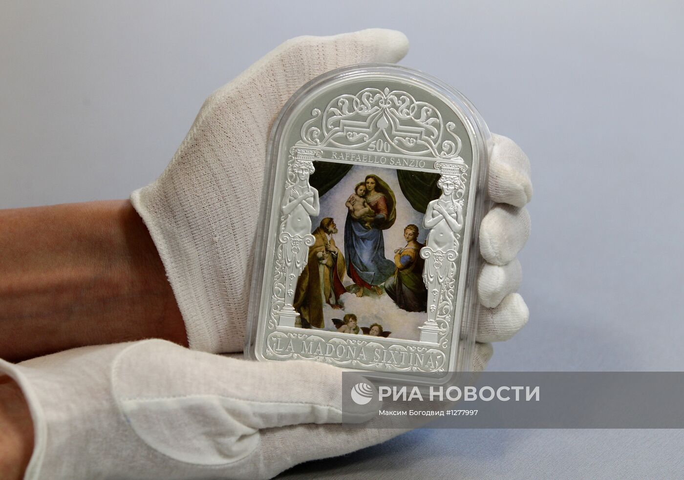 Серебряные монеты с изображением работ Рафаэля и да Винчи