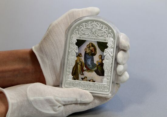 Серебряные монеты с изображением работ Рафаэля и да Винчи