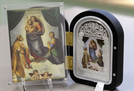 Серебряные монеты с изображением работ Рафаэля и да Винчи