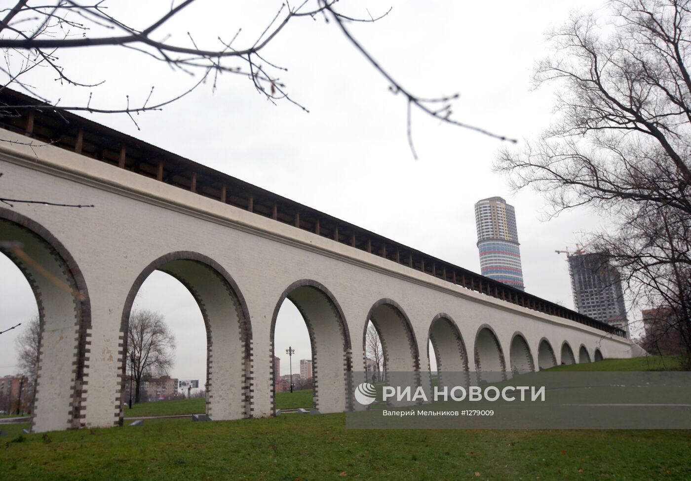 Отреставрированный Ростокинский акведук в Москве
