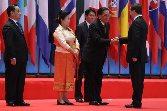Д. Медведев принимает участие в саммите АСЕМ в Лаосе