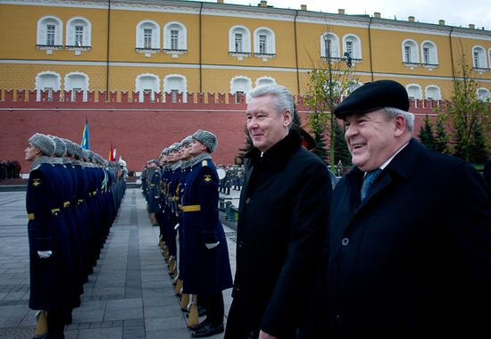 Возложение цветов к Могиле Неизвестного солдата