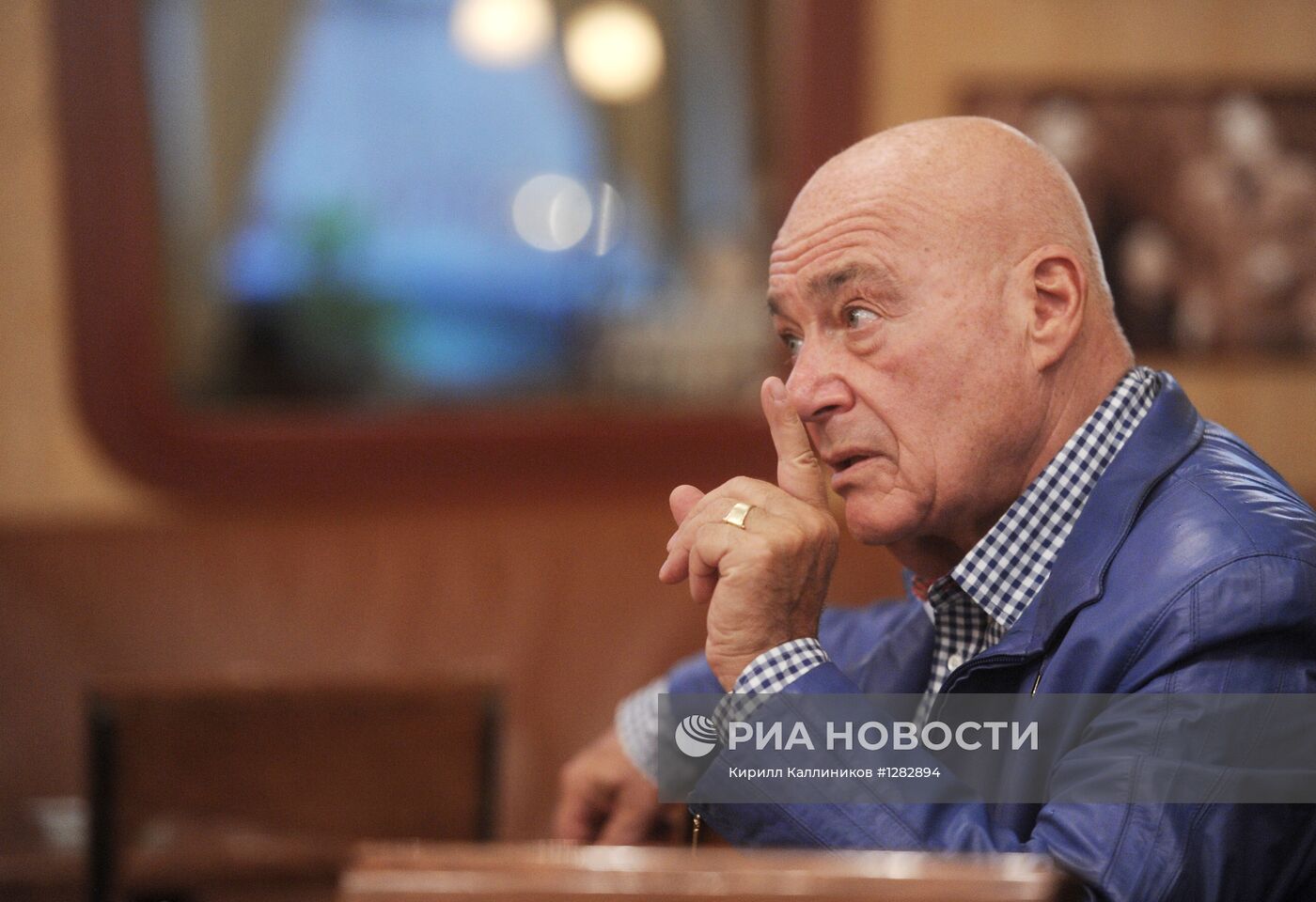 Тележурналист В.Познер в своем ресторане на Остоженке