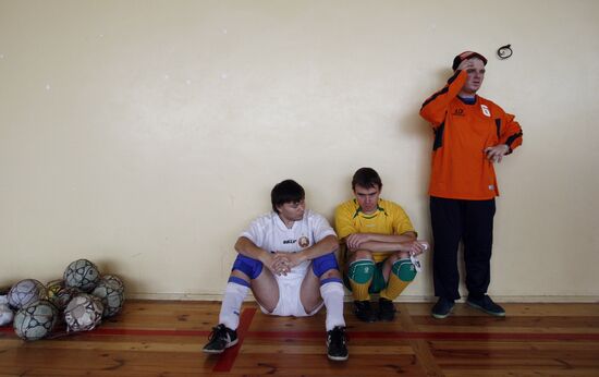 Тренировка команды по мини-футболу среди инвалидов по зрению