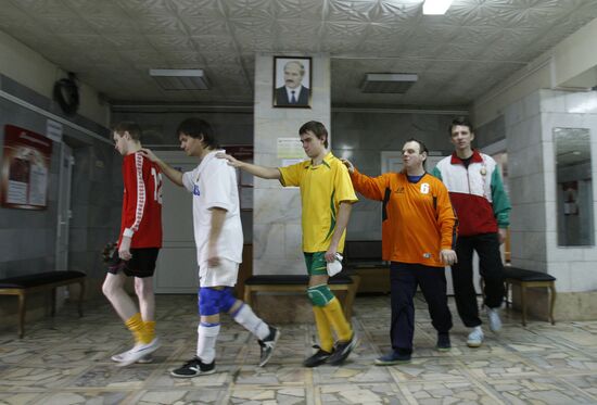 Тренировка команды по мини-футболу среди инвалидов по зрению
