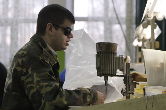 Инвалиды по зрению работают на заводе "Элект" в Витебске