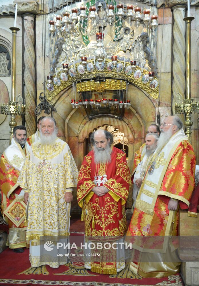 Патриарх Кирилл совершил ночную литургию в храме Гроба Господня