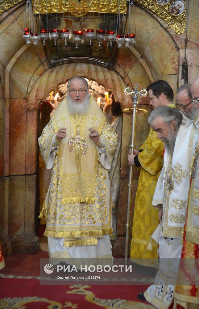 Патриарх Кирилл совершил ночную литургию в храме Гроба Господня