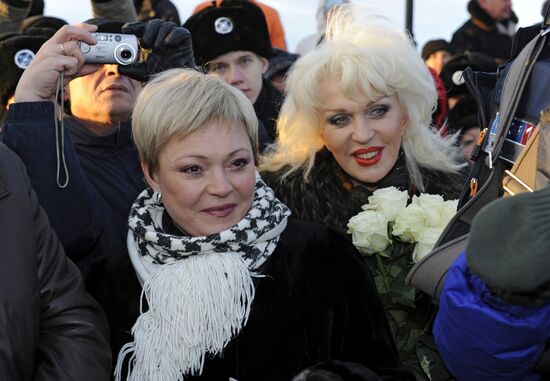 Памятник женам моряков "Ждущая" открыли в Мурманске