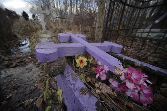 Вандалы повредили 14 крестов на Пискаревском мемориале