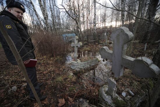 Вандалы повредили 14 крестов на Пискаревском мемориале
