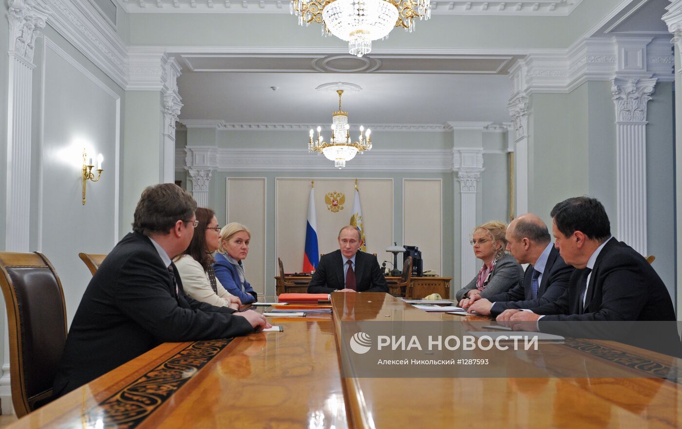 В.Путин провел совещание по вопросам развития пенсионной системы