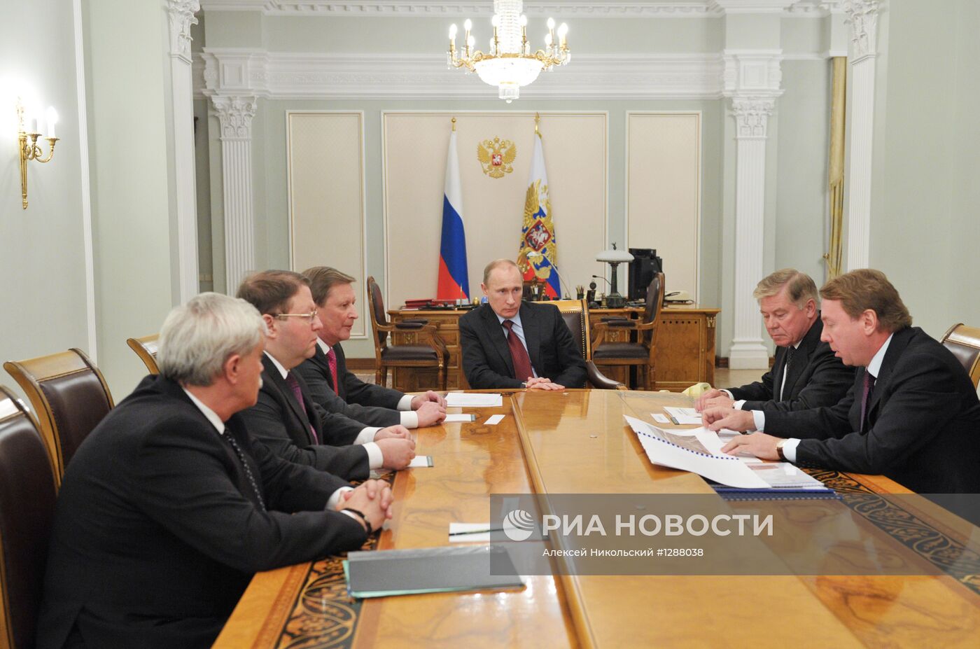 В.Путин провел совещание в Ново-Огарево