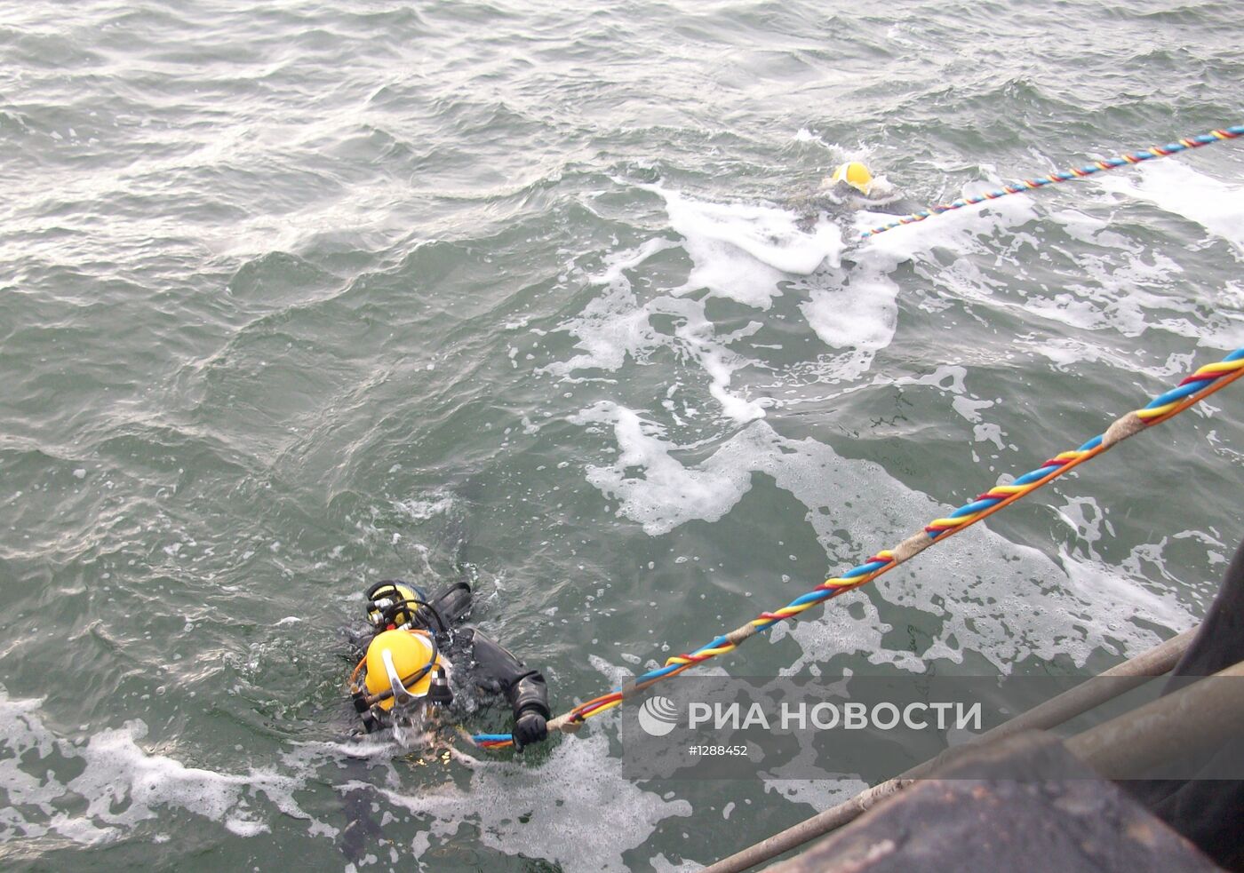 Поиски пропавших без вести членов экипажа сухогруза "Амурская"