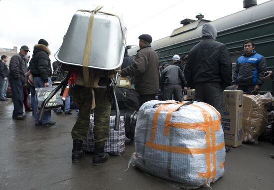 Прибытие поездов из Средней Азии в Москву