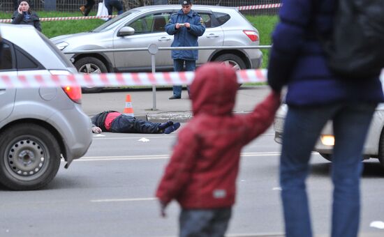 Автомобиль врезался в остановку на Онежской улице в Москве