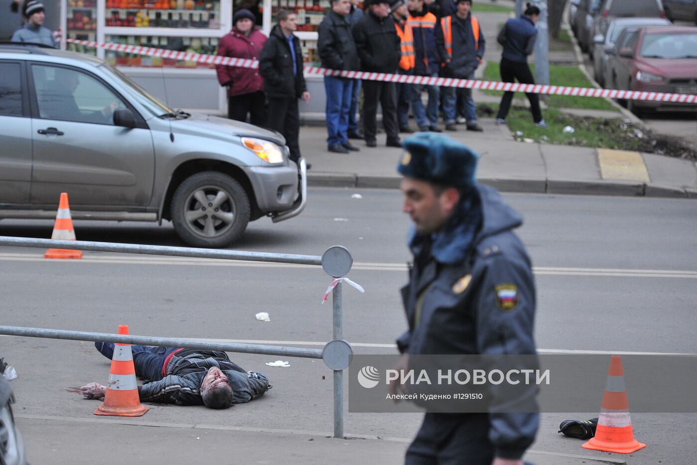 Автомобиль врезался в остановку на Онежской улице в Москве