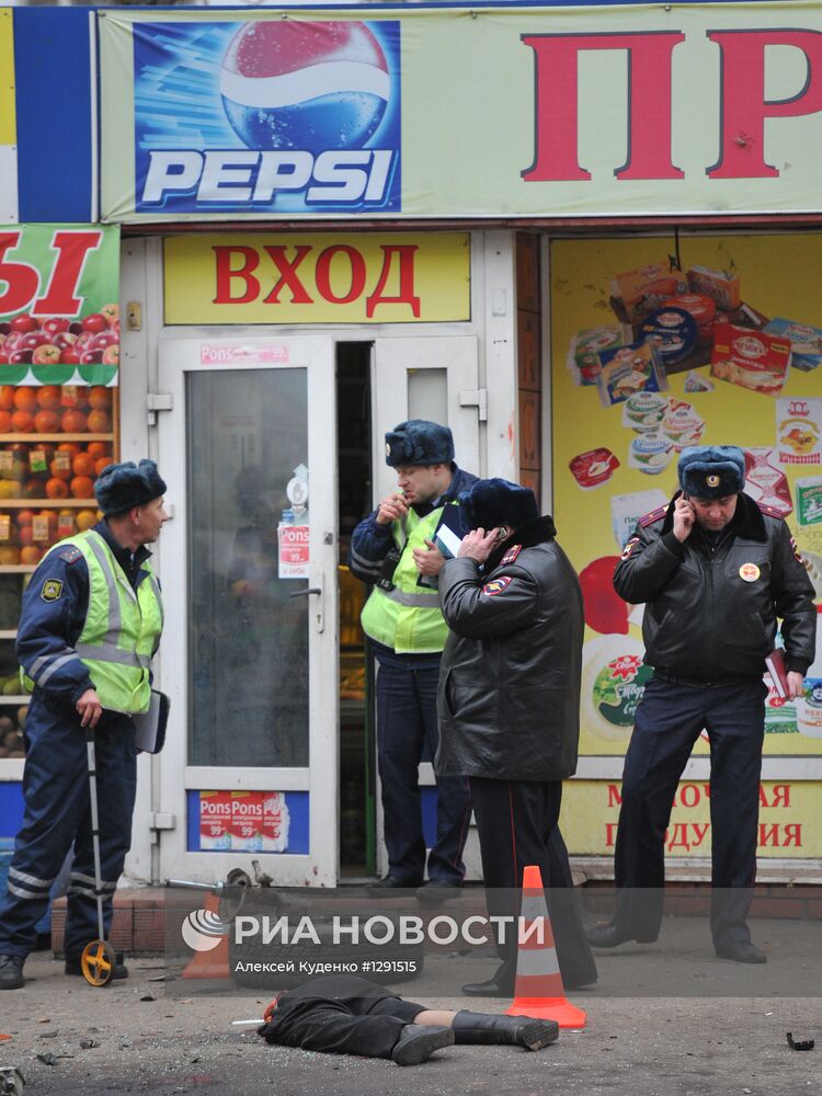 Автомобиль врезался в остановку на Онежской улице в Москве