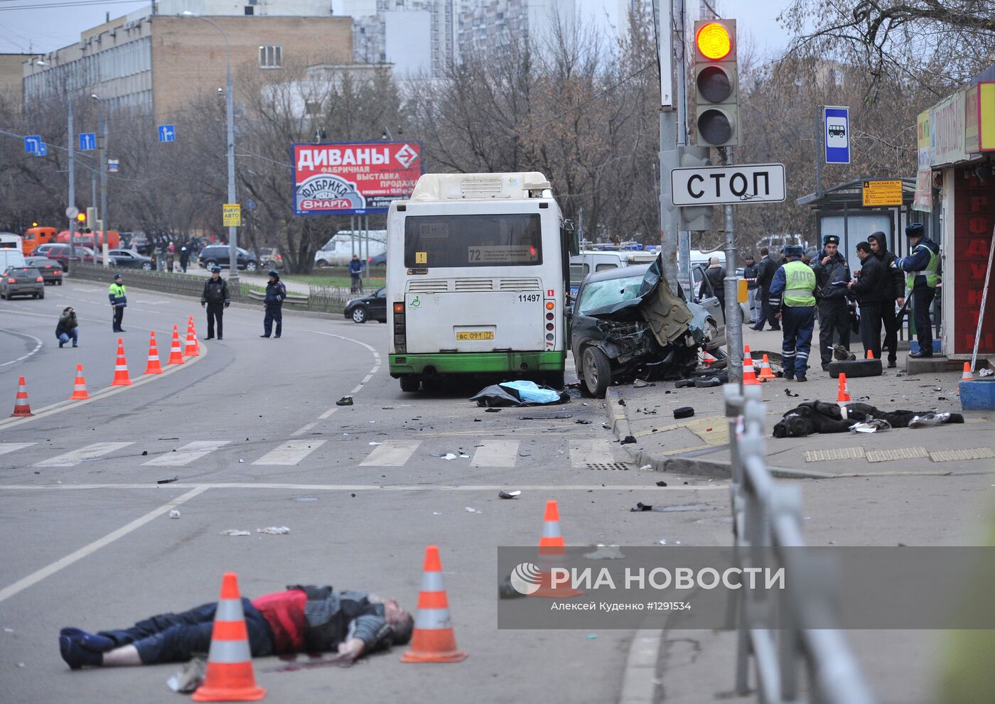 Автомобиль врезался в остановку на Онежской улице в Москве