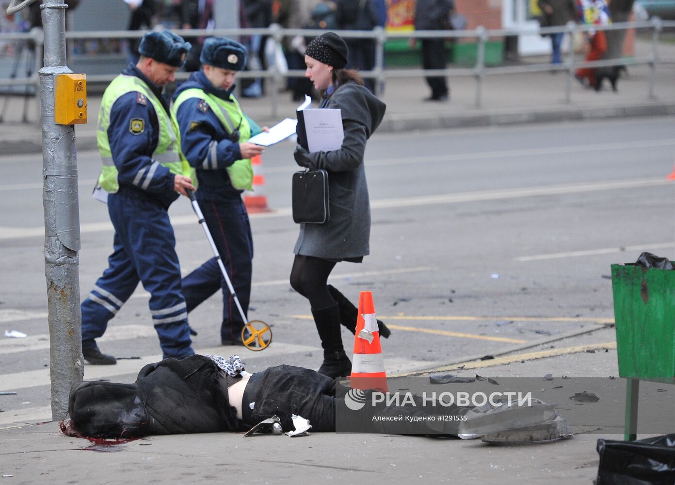 Автомобиль врезался в остановку на Онежской улице в Москве