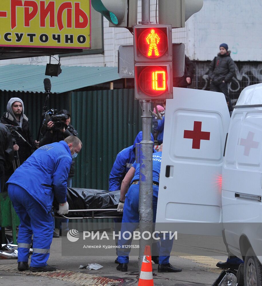 Автомобиль врезался в остановку на Онежской улице в Москве