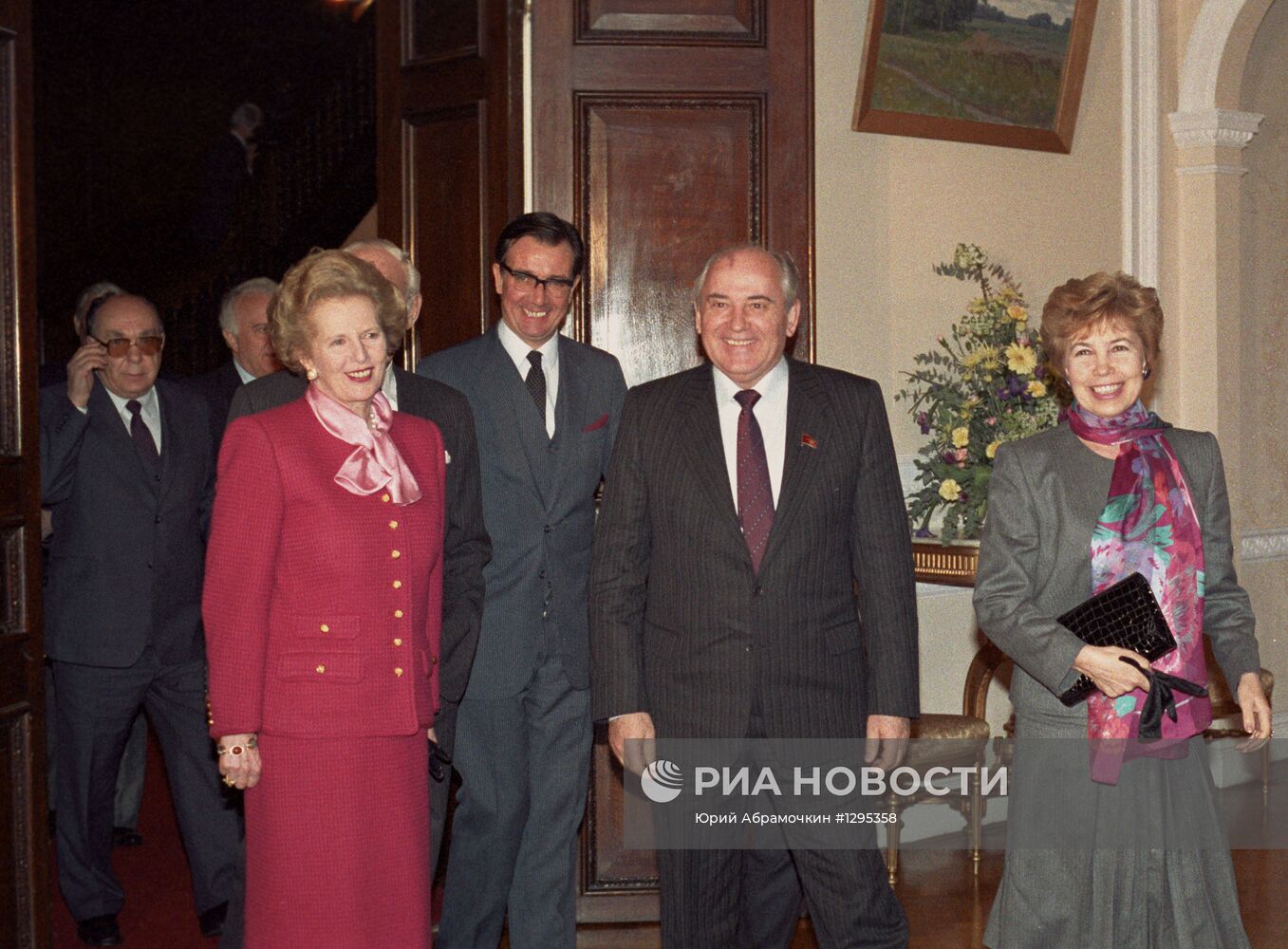 М. Тэтчер и М. Горбачев с супругой