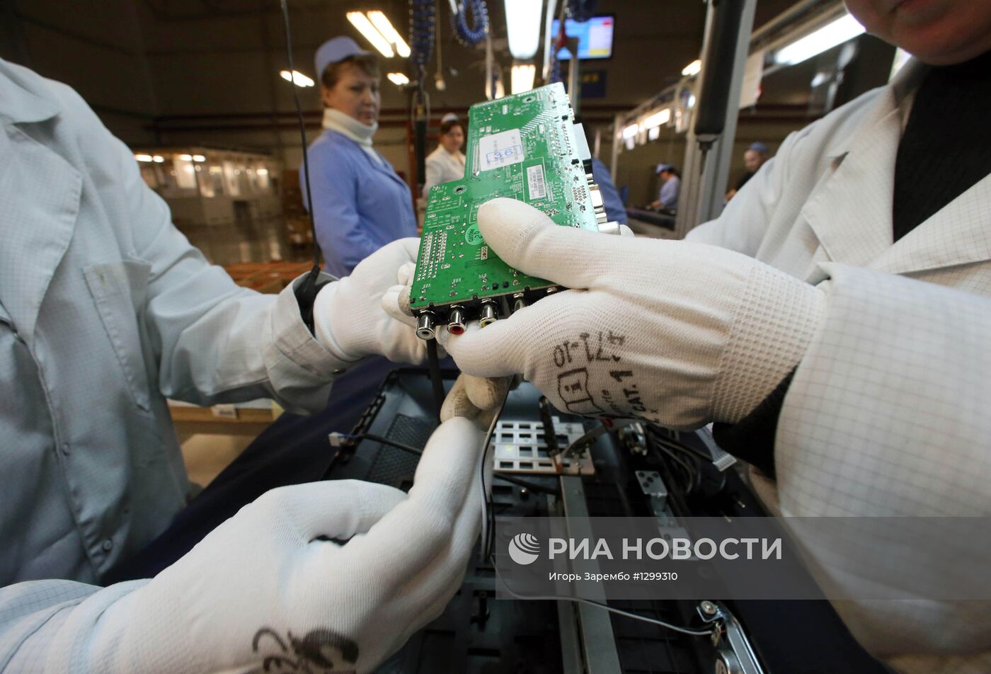 Производство телевизоров на заводе компании "Телебалт"