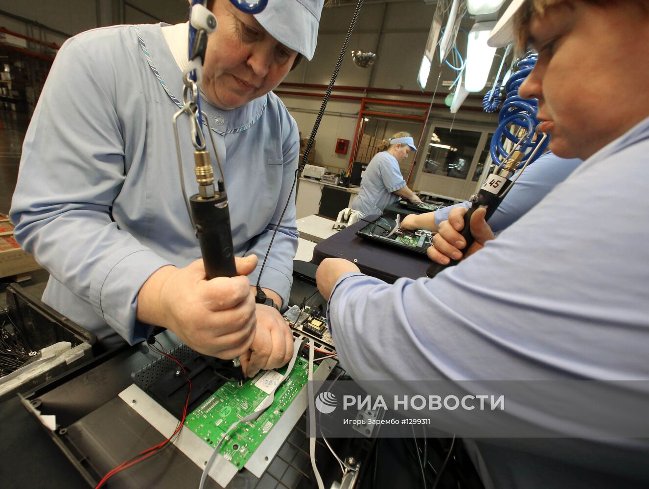 Производство телевизоров на заводе компании "Телебалт"