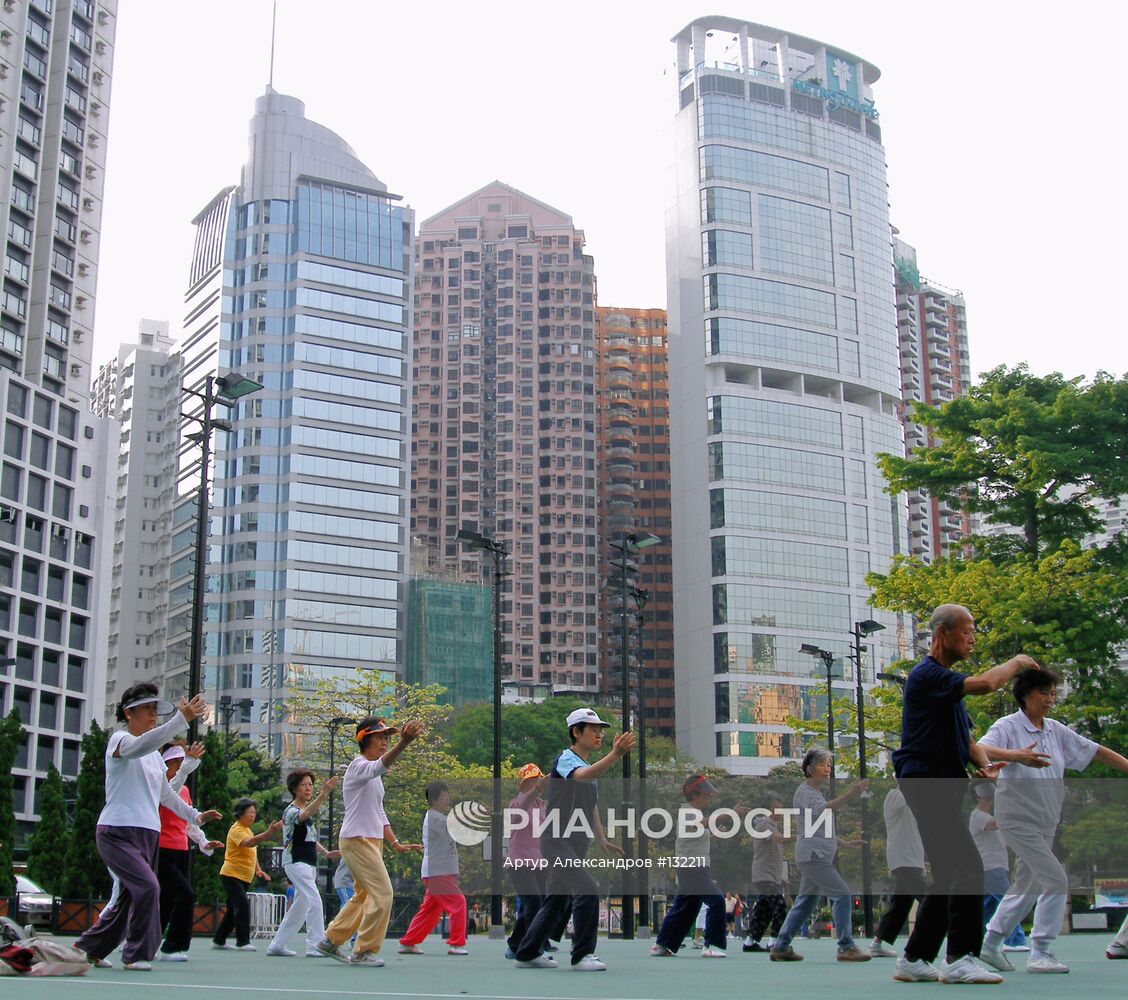 Жители Гонконга занимаются гимнастикой Тайцзицюань