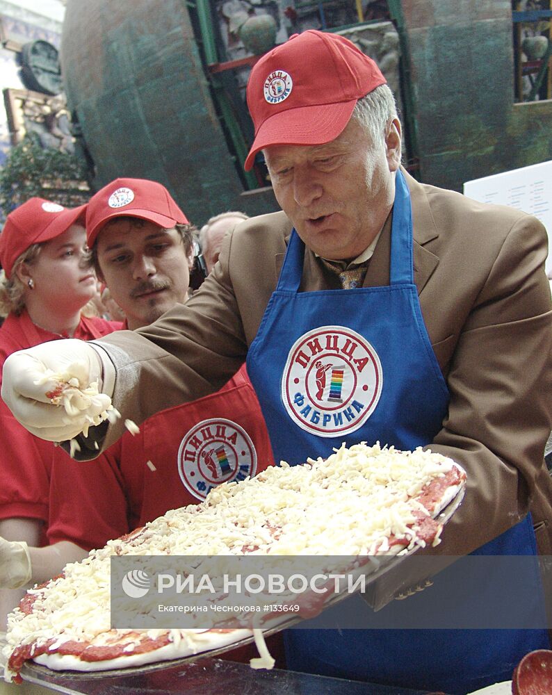 Приготовление рекордно большой пиццы "Москва"