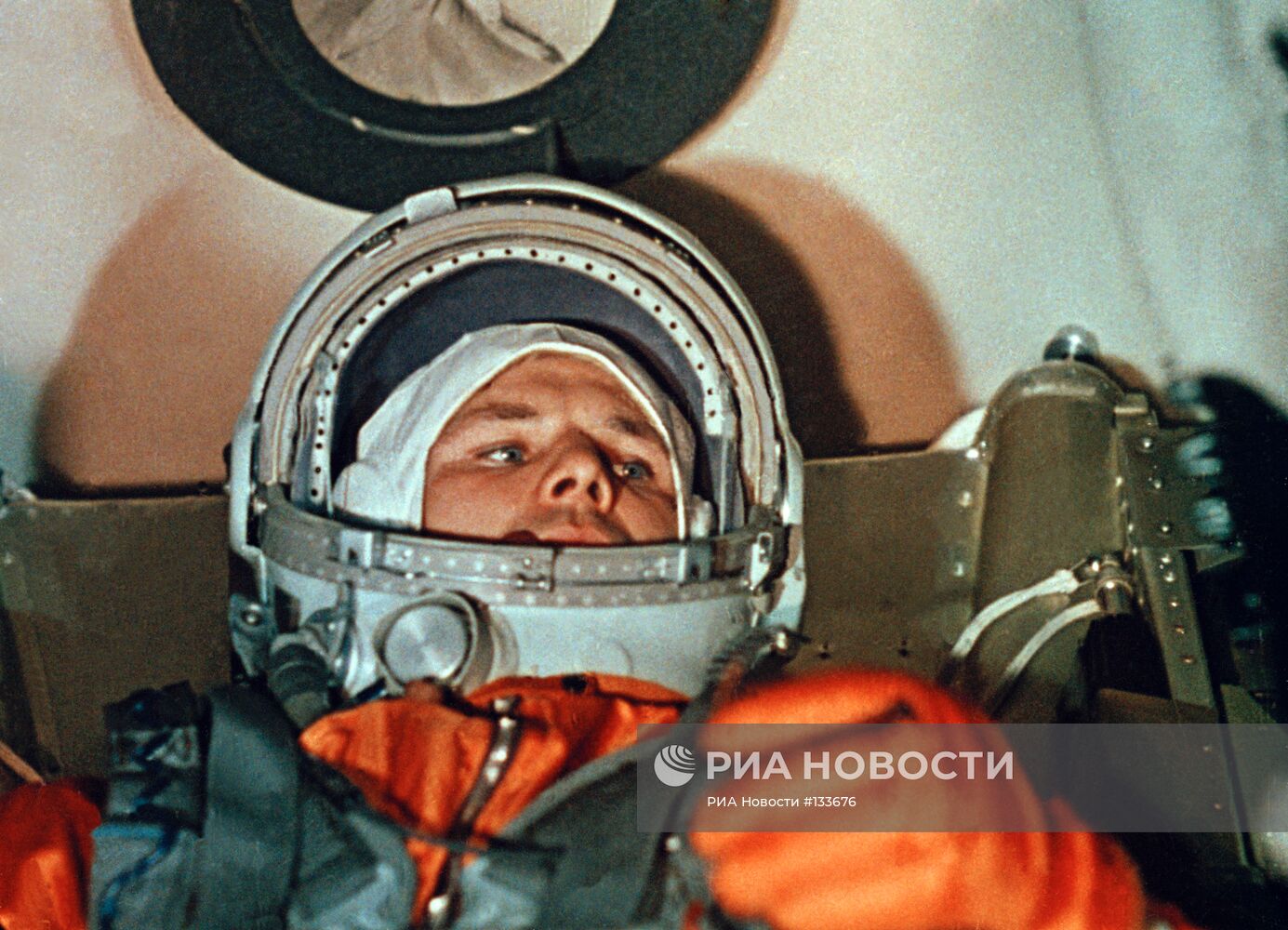 Космонавт Юрий Гагарин перед стартом