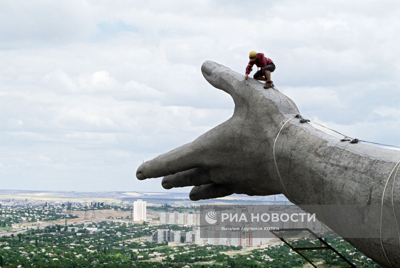 Ремонтные работы памятника "Родина-мать зовет" в Волгограде
