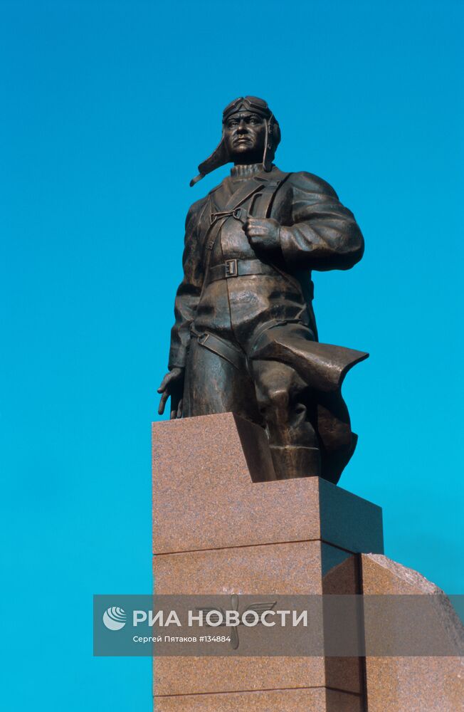 Памятник летчику Алексею Маресьеву