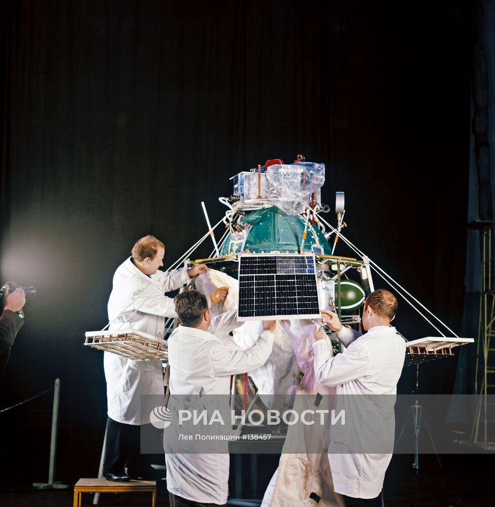Подготовка спутника "Интеркосмос -1" к запуску